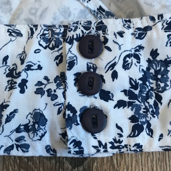 ⭐️ 2/$20 White and Blue Floral Crop Top Medium - Picture 4 of 5